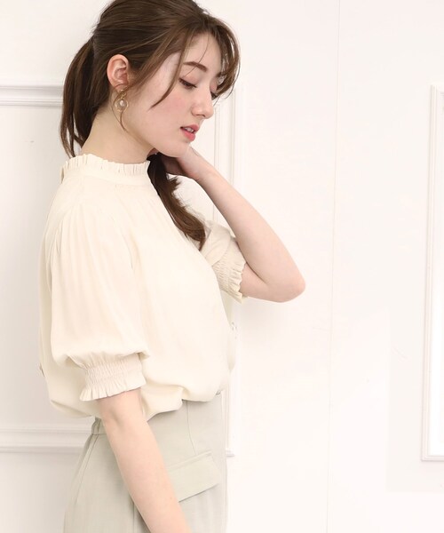 couture brooch（クチュールブローチ）の「◆【前後2WAY/夏まで使えるブラウス】シャーリングフリルネック5分袖ブラウス（シャツ/ブラウス・レディース・ライトグレー/ネイビー/アイボリー・40/38/42）」の4枚目の写真