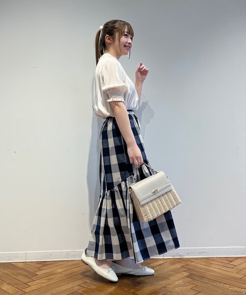 couture brooch（クチュールブローチ）の「◆【前後2WAY/夏まで使えるブラウス】シャーリングフリルネック5分袖ブラウス（シャツ/ブラウス・レディース・ライトグレー/ネイビー/アイボリー・40/38/42）」の10枚目の写真