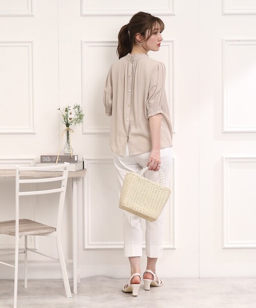 couture brooch（クチュールブローチ）の「◆【前後2WAY/夏まで使えるブラウス】シャーリングフリルネック5分袖ブラウス（シャツ/ブラウス・レディース・ライトグレー/ネイビー/アイボリー・40/38/42）」の15枚目の写真