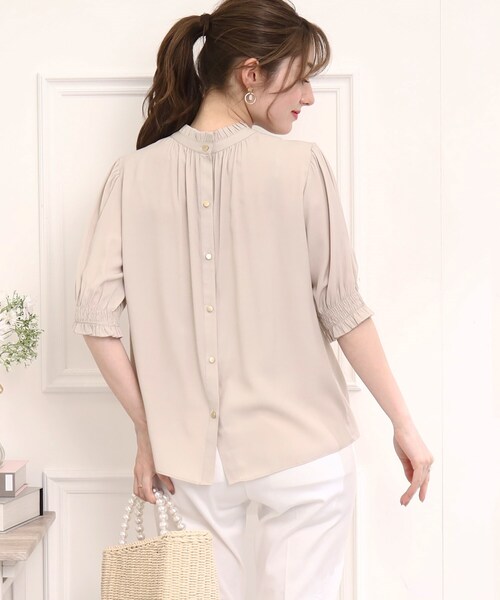 couture brooch（クチュールブローチ）の「◆【前後2WAY/夏まで使えるブラウス】シャーリングフリルネック5分袖ブラウス（シャツ/ブラウス・レディース・ライトグレー/ネイビー/アイボリー・40/38/42）」の5枚目の写真