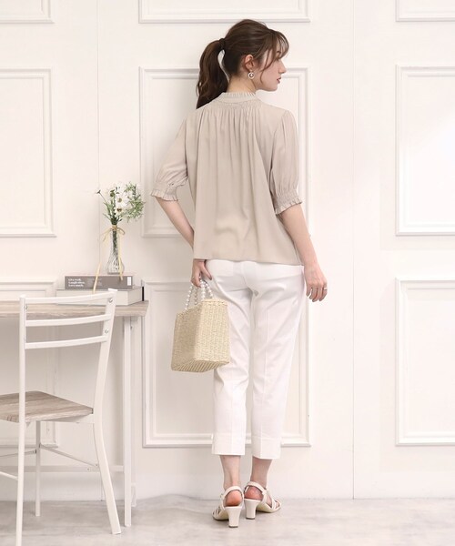 couture brooch（クチュールブローチ）の「◆【前後2WAY/夏まで使えるブラウス】シャーリングフリルネック5分袖ブラウス（シャツ/ブラウス・レディース・ライトグレー/ネイビー/アイボリー・40/38/42）」の11枚目の写真