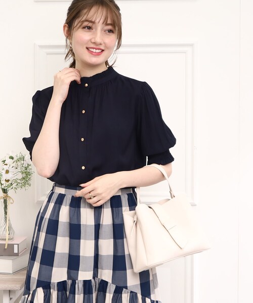 couture brooch（クチュールブローチ）の「◆【前後2WAY/夏まで使えるブラウス】シャーリングフリルネック5分袖ブラウス（シャツ/ブラウス・レディース・ライトグレー/ネイビー/アイボリー・40/38/42）」の22枚目の写真