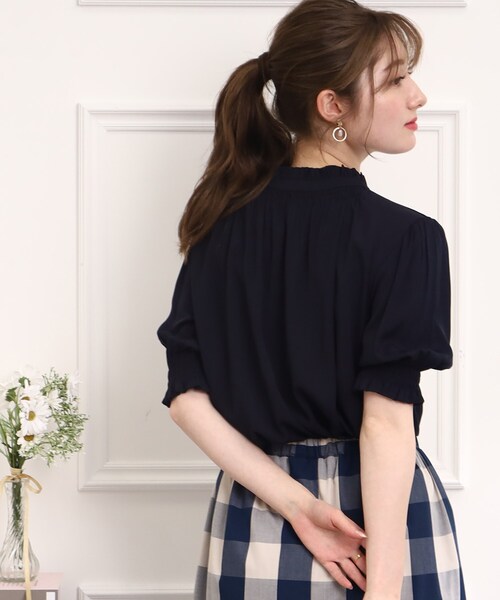 couture brooch（クチュールブローチ）の「◆【前後2WAY/夏まで使えるブラウス】シャーリングフリルネック5分袖ブラウス（シャツ/ブラウス・レディース・ライトグレー/ネイビー/アイボリー・40/38/42）」の17枚目の写真