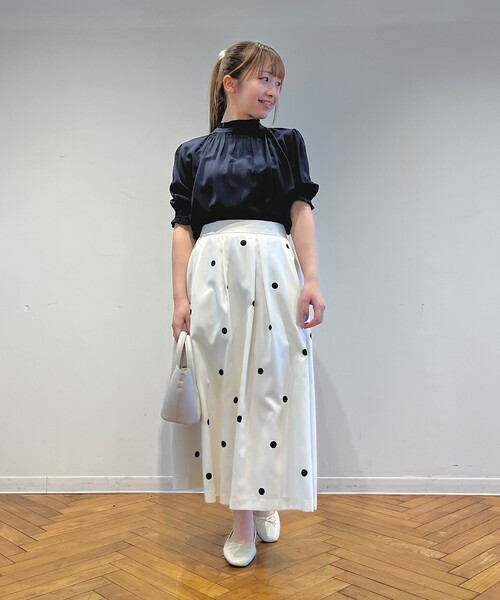 couture brooch（クチュールブローチ）の「◆【前後2WAY/夏まで使えるブラウス】シャーリングフリルネック5分袖ブラウス（シャツ/ブラウス・レディース・ライトグレー/ネイビー/アイボリー・40/38/42）」の7枚目の写真