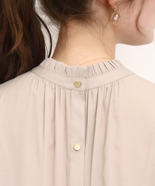 couture brooch（クチュールブローチ）の「◆【前後2WAY/夏まで使えるブラウス】シャーリングフリルネック5分袖ブラウス（シャツ/ブラウス・レディース・ライトグレー/ネイビー/アイボリー・40/38/42）」の18枚目の写真