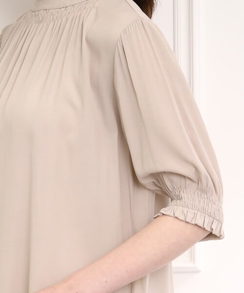 couture brooch（クチュールブローチ）の「◆【前後2WAY/夏まで使えるブラウス】シャーリングフリルネック5分袖ブラウス（シャツ/ブラウス・レディース・ライトグレー/ネイビー/アイボリー・40/38/42）」の8枚目の写真