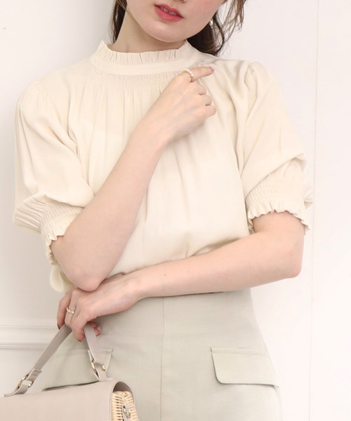 couture brooch（クチュールブローチ）の「◆【前後2WAY/夏まで使えるブラウス】シャーリングフリルネック5分袖ブラウス（シャツ/ブラウス・レディース・ライトグレー/ネイビー/アイボリー・40/38/42）」の2枚目の写真