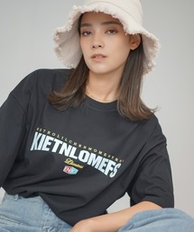 Shoowtime（ショウタイム）の「【Shoowtime】オーバーサイズ チームネームプリントTシャツ（Tシャツ/カットソー・レディース）」