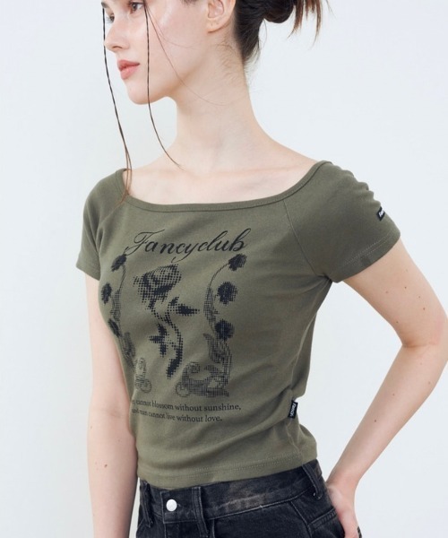 FANCY CLUB(ファンシークラブ)の「【NASTY FANCY CLUB/ナスティーファンシークラブ】ROSE BEDS OFF-SHOULDER / 半袖Tシャツ プリントTシャツ オフショルダー(Tシャツ/カットソー・レディース・カーキ/ブラック・ONE SIZE)」の6枚目の写真