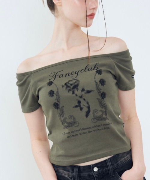 FANCY CLUB(ファンシークラブ)の「【NASTY FANCY CLUB/ナスティーファンシークラブ】ROSE BEDS OFF-SHOULDER / 半袖Tシャツ プリントTシャツ オフショルダー(Tシャツ/カットソー・レディース・カーキ/ブラック・ONE SIZE)」の5枚目の写真