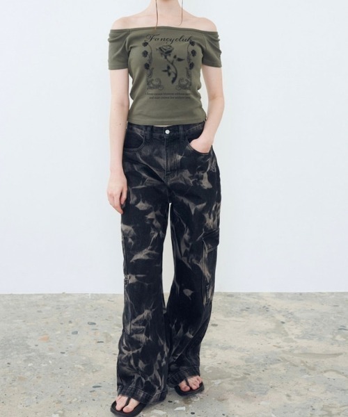 FANCY CLUB(ファンシークラブ)の「【NASTY FANCY CLUB/ナスティーファンシークラブ】ROSE BEDS OFF-SHOULDER / 半袖Tシャツ プリントTシャツ オフショルダー(Tシャツ/カットソー・レディース・カーキ/ブラック・ONE SIZE)」の7枚目の写真