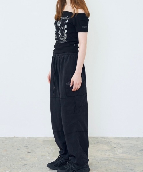 FANCY CLUB(ファンシークラブ)の「【NASTY FANCY CLUB/ナスティーファンシークラブ】ROSE BEDS OFF-SHOULDER / 半袖Tシャツ プリントTシャツ オフショルダー(Tシャツ/カットソー・レディース・カーキ/ブラック・ONE SIZE)」の15枚目の写真