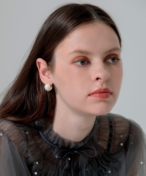 Leja(レジャ)の「【LEJA】シェル風ゴールドパーツピアス結婚式 お呼ばれピアス(ピアス(両耳用)・レディース・ホワイト・FREE)」の6枚目の写真
