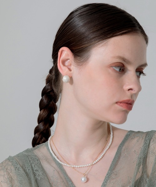 Leja(レジャ)の「【LEJA】シェル風ゴールドパーツピアス結婚式 お呼ばれピアス(ピアス(両耳用)・レディース・ホワイト・FREE)」の2枚目の写真