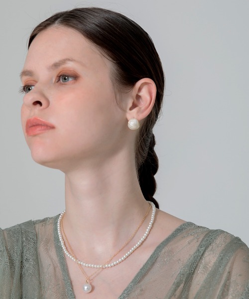 Leja(レジャ)の「【LEJA】シェル風ゴールドパーツピアス結婚式 お呼ばれピアス(ピアス(両耳用)・レディース・ホワイト・FREE)」の4枚目の写真