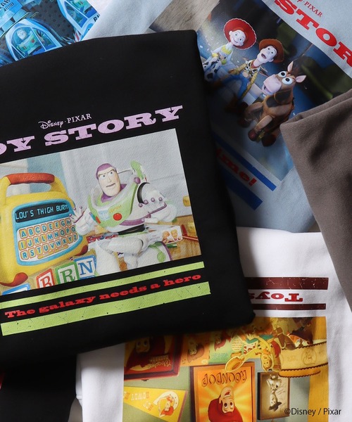 Disney(ディズニー)の「ROOPTOKYO別注 TOY STORY(トイ・ストーリー)/フォトプリントスウェット(スウェット・メンズ・ライトブルー/ホワイト系1/グレー/ホワイト系2/ブラック系4/アッシュグレー/ブラック系3/チャコール/ライトピンク/ナチュラル/ブラック系2/ブラック系5/ブラック系1/パープル・XL/M/L)」の1枚目の写真