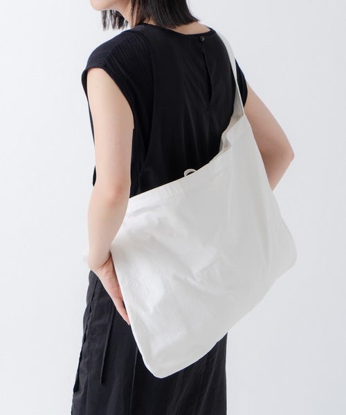 kha:ki（カーキ）の「「KHA:KI/カーキ」ミリタリーサコッシュ A-03（ショルダーバッグ・レディース・ベージュ/ブラック/ホワイト/カーキ・FREE）」の2枚目の写真