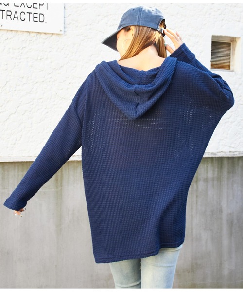 anap mimpi(アナップミンピ)の「ワッフル 薄ニット フーディ ビッグユッタリ トップス(Tシャツ/カットソー・レディース・グリーン/ネイビー・FREE)」の11枚目の写真