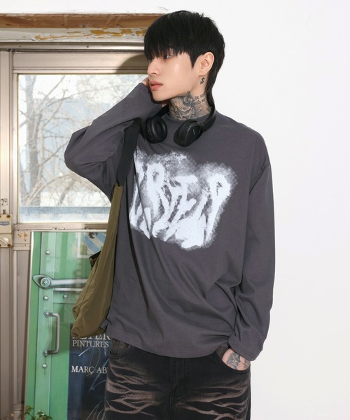 FOLLOWIN（フォロウィン）の「[UNISEX]ビンテージオーバーフィットレタリングスプレープリントロングティー（Tシャツ/カットソー・レディース・ホワイト/チャコール/ライトベージュ/ブラック・FREE）」の4枚目の写真