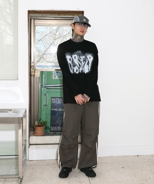 FOLLOWIN（フォロウィン）の「[UNISEX]ビンテージオーバーフィットレタリングスプレープリントロングティー（Tシャツ/カットソー・レディース・ホワイト/チャコール/ライトベージュ/ブラック・FREE）」の12枚目の写真