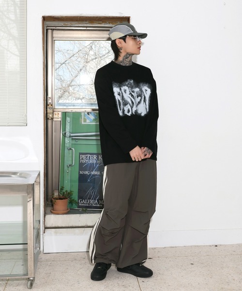 FOLLOWIN（フォロウィン）の「[UNISEX]ビンテージオーバーフィットレタリングスプレープリントロングティー（Tシャツ/カットソー・レディース・ホワイト/チャコール/ライトベージュ/ブラック・FREE）」の13枚目の写真