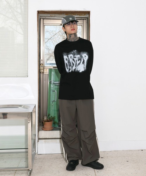 FOLLOWIN（フォロウィン）の「[UNISEX]ビンテージオーバーフィットレタリングスプレープリントロングティー（Tシャツ/カットソー・レディース・ホワイト/チャコール/ライトベージュ/ブラック・FREE）」の14枚目の写真