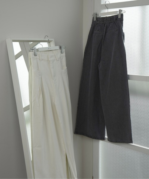 Amiur(エミレ)の「tuck wide denim pants / タックワイドデニムパンツ(デニムパンツ・レディース・ブラック/オフホワイト・FREE)」の2枚目の写真