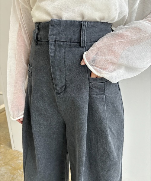 Amiur(エミレ)の「tuck wide denim pants / タックワイドデニムパンツ(デニムパンツ・レディース・ブラック/オフホワイト・FREE)」の5枚目の写真