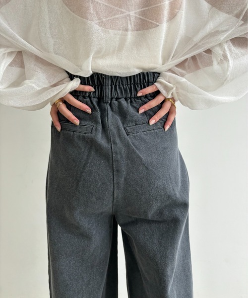 Amiur(エミレ)の「tuck wide denim pants / タックワイドデニムパンツ(デニムパンツ・レディース・ブラック/オフホワイト・FREE)」の6枚目の写真