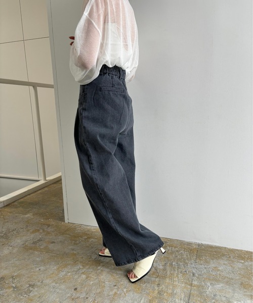 Amiur(エミレ)の「tuck wide denim pants / タックワイドデニムパンツ(デニムパンツ・レディース・ブラック/オフホワイト・FREE)」の7枚目の写真