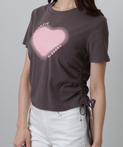 Lace Ladies(レースレディース)の「サイド シャーリング コンパクト 半袖 プリント トップス(Tシャツ/カットソー・レディース・ホワイト/ピンク/グレー・S/M/XL)」の1枚目の写真