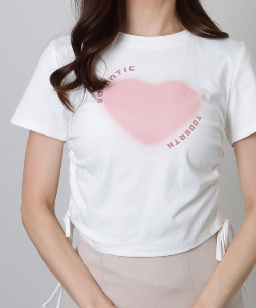Lace Ladies(レースレディース)の「サイド シャーリング コンパクト 半袖 プリント トップス(Tシャツ/カットソー・レディース・ホワイト/ピンク/グレー・S/M/XL)」の2枚目の写真