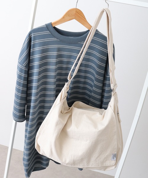 Jouet(ジョエット)の「JOUET センターステッチフラップショルダーバッグ(ショルダーバッグ・メンズ・ベージュ/アイボリー/ブラック/ブルー・FREE)」の2枚目の写真