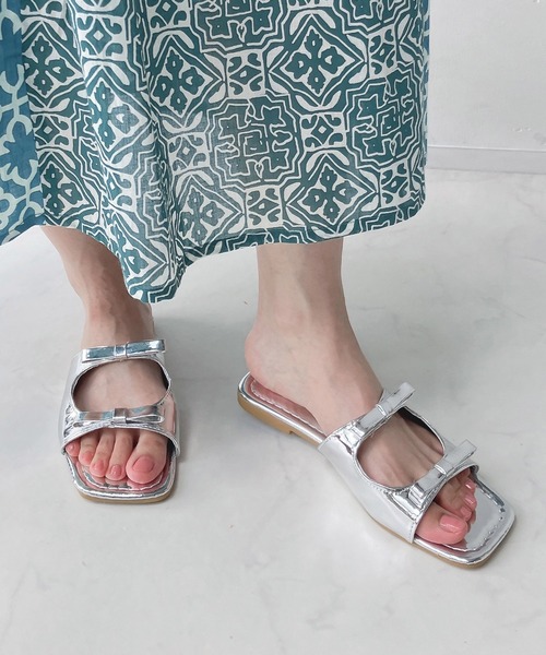 AS KNOW AS plus(アズノゥアズプラス)の「スクエアダブルリボンフラットサンダル【ZOZOTOWN限定アイテム】(サンダル・レディース・ブラック/ピンク/シルバー・M/L)」の5枚目の写真