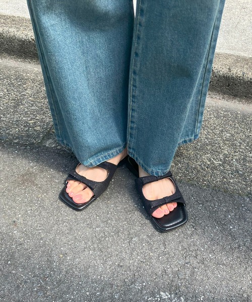 AS KNOW AS plus(アズノゥアズプラス)の「スクエアダブルリボンフラットサンダル【ZOZOTOWN限定アイテム】(サンダル・レディース・ブラック/ピンク/シルバー・M/L)」の13枚目の写真