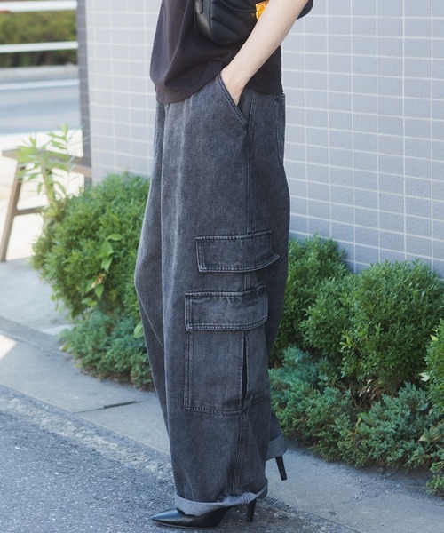 AnNet(アネット)の「【ウエストゴム仕様】 ウォッシュ加工 デニム カーゴパンツ(カーゴパンツ・レディース・ダークグレー/ブルー・4L/3L)」の2枚目の写真