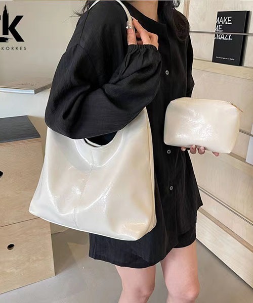 gossip!ロサンゼルス(ゴシップロサンゼルス)の「合成皮革大容量 A4収納可能 通勤バッグ ショルダーバッグ(ショルダーバッグ・レディース・シルバー/ブラック/オフホワイト・FREE)」の2枚目の写真