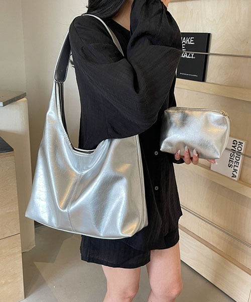 gossip!ロサンゼルス(ゴシップロサンゼルス)の「合成皮革大容量 A4収納可能 通勤バッグ ショルダーバッグ(ショルダーバッグ・レディース・シルバー/ブラック/オフホワイト・FREE)」の3枚目の写真