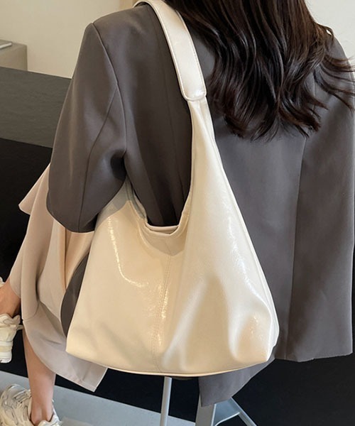 gossip!ロサンゼルス(ゴシップロサンゼルス)の「合成皮革大容量 A4収納可能 通勤バッグ ショルダーバッグ(ショルダーバッグ・レディース・シルバー/ブラック/オフホワイト・FREE)」の19枚目の写真