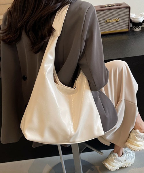 gossip!ロサンゼルス(ゴシップロサンゼルス)の「合成皮革大容量 A4収納可能 通勤バッグ ショルダーバッグ(ショルダーバッグ・レディース・シルバー/ブラック/オフホワイト・FREE)」の17枚目の写真