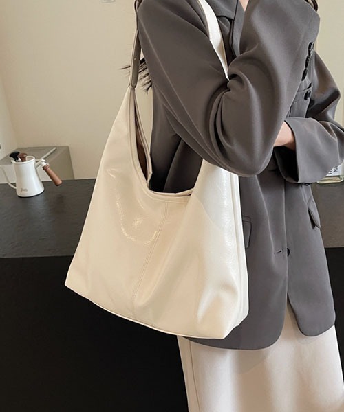 gossip!ロサンゼルス(ゴシップロサンゼルス)の「合成皮革大容量 A4収納可能 通勤バッグ ショルダーバッグ(ショルダーバッグ・レディース・シルバー/ブラック/オフホワイト・FREE)」の14枚目の写真