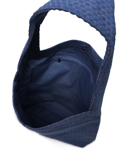 PAMEO POSE(パメオポーズ)の「Shrink Denim Tote Bag(トートバッグ・レディース・ブルー/スカイブルー・FREE)」の4枚目の写真