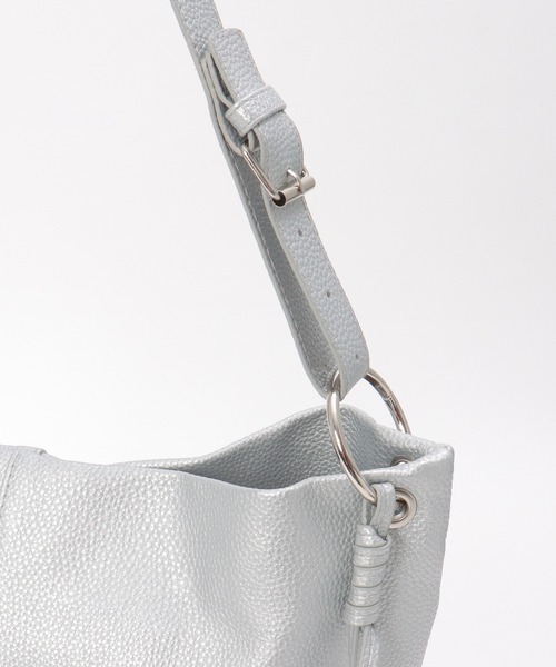 notch.(ノッチ)の「A4ショルダーバッグ(ショルダーバッグ・レディース・ブラック/シルバー/オフホワイト・ONESIZE)」の11枚目の写真