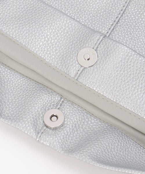 notch.(ノッチ)の「A4ショルダーバッグ(ショルダーバッグ・レディース・ブラック/シルバー/オフホワイト・ONESIZE)」の17枚目の写真