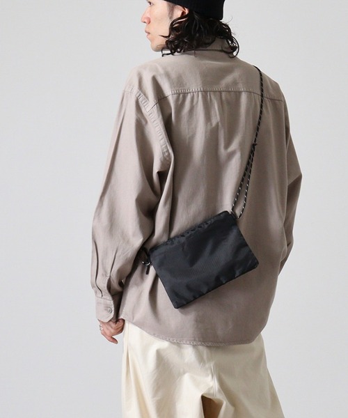 TRUSS(トラス)の「TRUSS リップミニサコッシュ(ショルダーバッグ・メンズ・オレンジ/ホワイト/ブラック/グリーン・F)」の2枚目の写真