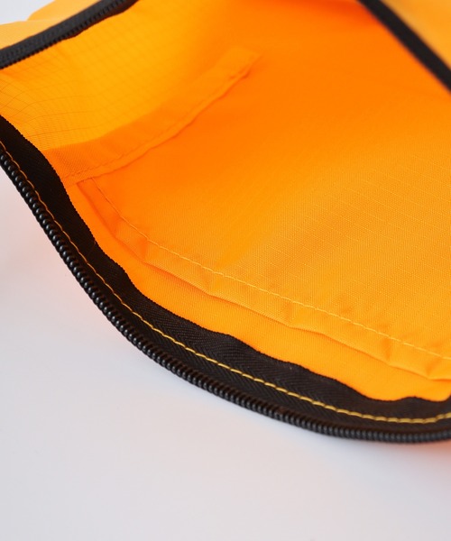 TRUSS(トラス)の「TRUSS リップミニサコッシュ(ショルダーバッグ・メンズ・オレンジ/ホワイト/ブラック/グリーン・F)」の15枚目の写真