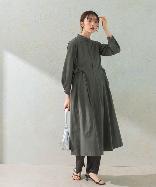 URBAN RESEARCH ROSSO WOMEN(アーバンリサーチ ロッソ)の「ハイネックサイドベルトシャツワンピース(ワンピース・レディース・チャコールグレー/カーキ/ベージュ・FREE)」の2枚目の写真