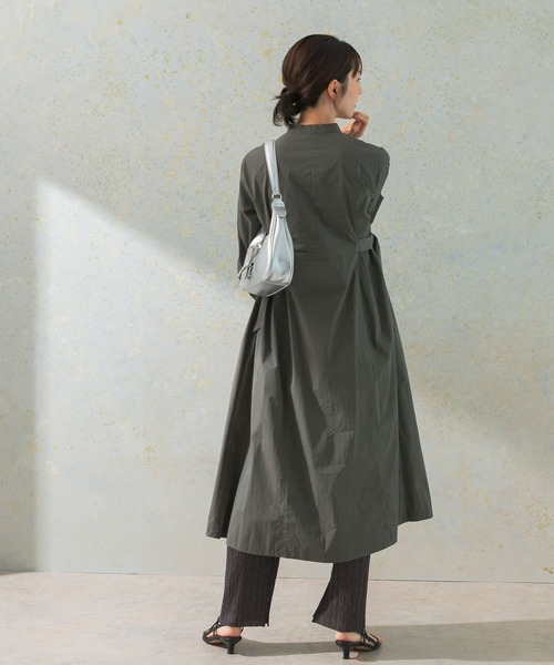 URBAN RESEARCH ROSSO WOMEN(アーバンリサーチ ロッソ)の「ハイネックサイドベルトシャツワンピース(ワンピース・レディース・チャコールグレー/カーキ/ベージュ・FREE)」の9枚目の写真