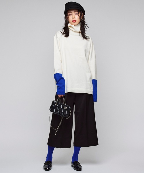 Narcissus(ナルシス)の「バイカラータートルニット オーバーサイズ(ニット/セーター・レディース・ブラック/ホワイト/グレー・FREE)」の4枚目の写真