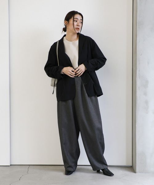 select MOCA(セレクトモカ)の「ギャザースリーブバックスリットジャケット(テーラードジャケット・レディース・ブラック/ベージュ・FREE)」の4枚目の写真